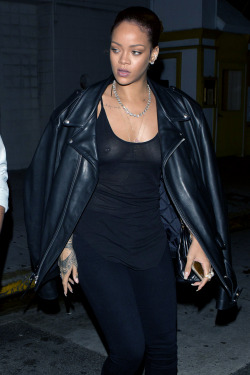 smokingsomethingwithrihanna: Out And About In LA (Jun. 30)