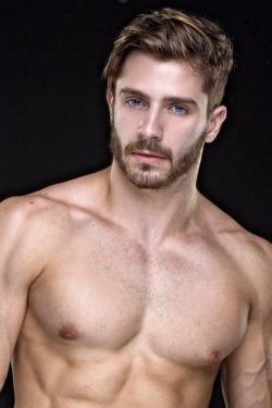 malefaces:  bonobo2b:  OH the eyes  Orlando