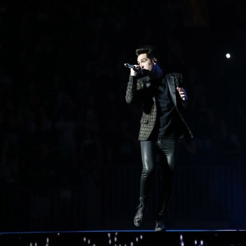 brendonuriesource:thegarden: Welcome back @panicatthedisco! #PATDMSG (: Carly Boyle/MSG Photos)