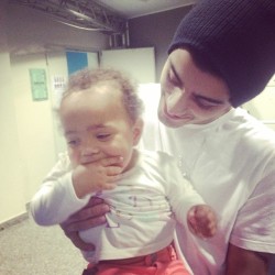  carolinewatson_ Chillin with Uncle Zayn before the show last night#milan #wwatour #1dstylinghq xx 