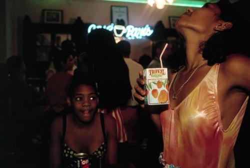 apaana: David Alan HarveyCuban women at Cafe Paris, a nightclub generally closed to locals.Old Havan