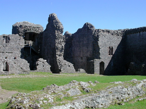 wishfulthinkment: Carreg Cennen Castle, Wales. www.castles99.ukprint.com/Essays/carregcennen.