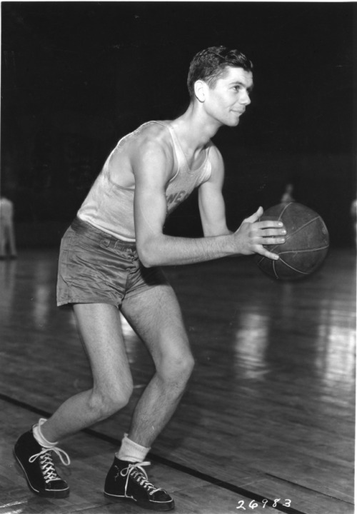 oldandgoldmn:A basketball legend has died. John Kundla played for and coached the Gophers before ent