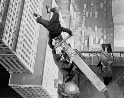 kinoah:  bygoneamericana:  Alvin “Shipwreck” Kelly, flagpole sitter, is fed donuts while positioned in a headstand on top of the Chanin Building in New York City, circa 1930s.  what the fuck how no stop