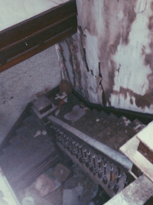roacheell:me and my best friend explored this awesome abandoned two story house and it was awesome
