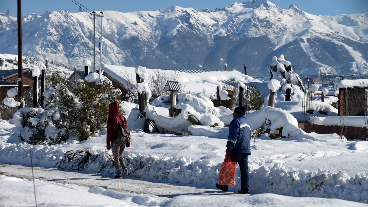 NEVADA. Bariloche vivió el día más frio de su historia y la nieve generó caos en la ciudad u sus alrededores. (Alfredo Leiva /diario rio negro)
MIRA TODA LA FOTOGALERIA