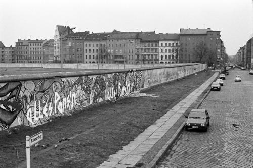 Berlin Waldemarstraße 1985. There is chicane barrier in the distance where the buildings start