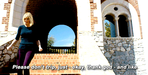 swiftsgif:Taylor Swift revisits Love Story.