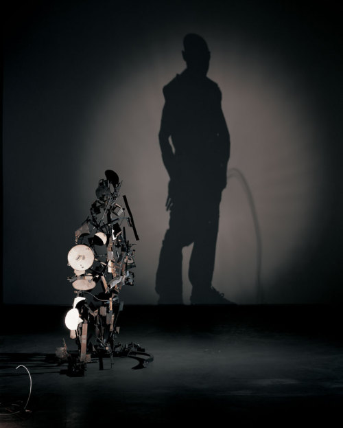 deannafanafofana:  artmonia:  Incredible Shadow Art Created From Junk by Tim Noble & Sue Webster.  Oh, I just love this. 