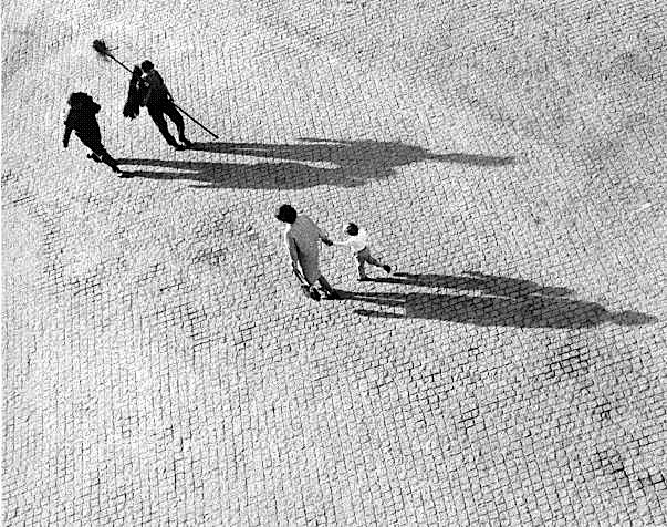 Eduardo Gageiro
Calçada em Lisboa, Portugal, 1976