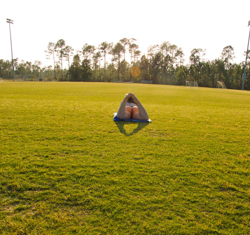 bbwsrock:  welderdude1:  reunited318:Can you imagine sneaking up on something so delicious?  oh ya      (via TumbleOn)  Kick the ball through this goal