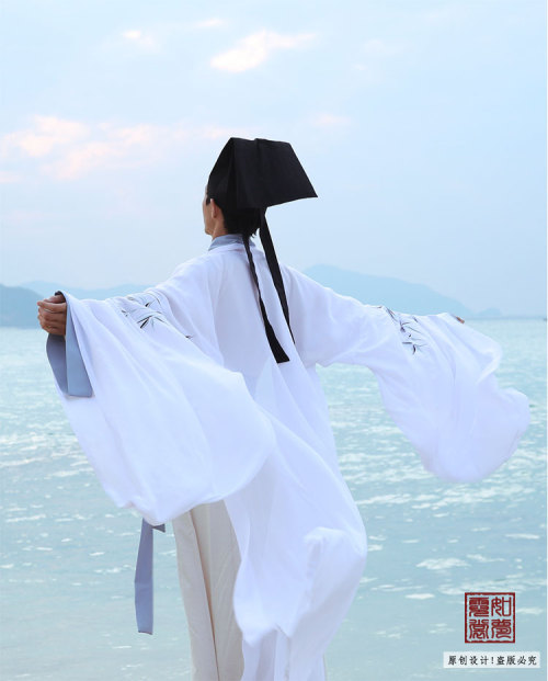 Traditional Chinese Hanfu - Type: Zhiju/直裾 (straight-hem robe) &amp; white Daxiushan/大袖衫 (large-