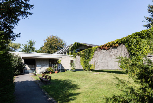 sosbrutalism: This mourning hall stretches out to a spectacularly cantilevered concrete wall: Gü