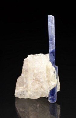 bijoux-et-mineraux:   Kyanite with Quartz