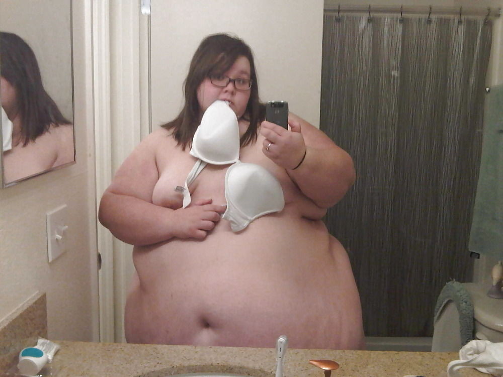 gravity-goddesses:  Small bra, big belly. Good combination!