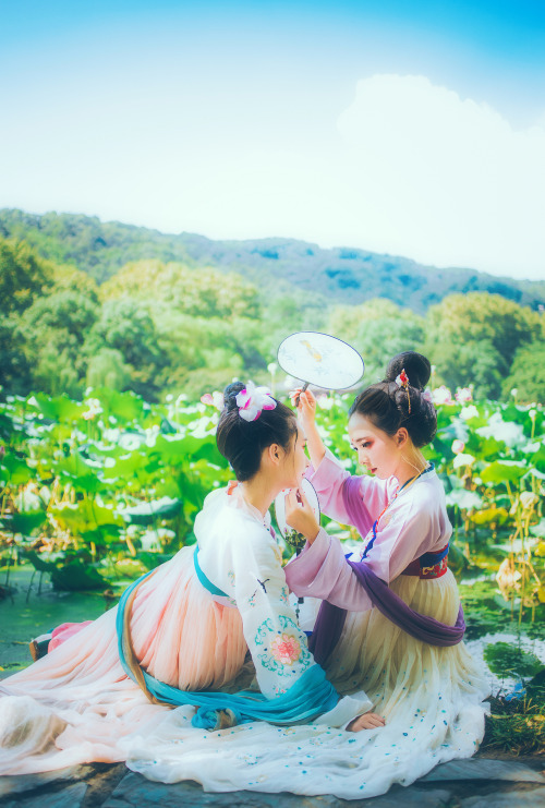 Hanfu (Han Chinese clothing) photoset by 界音. They are wearing Tang Dynasty-style chest-high Ruqun/襦裙