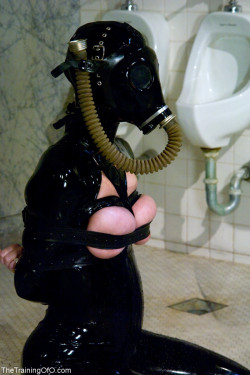 fuckiamsexedout:  rubber slut ready to serve 