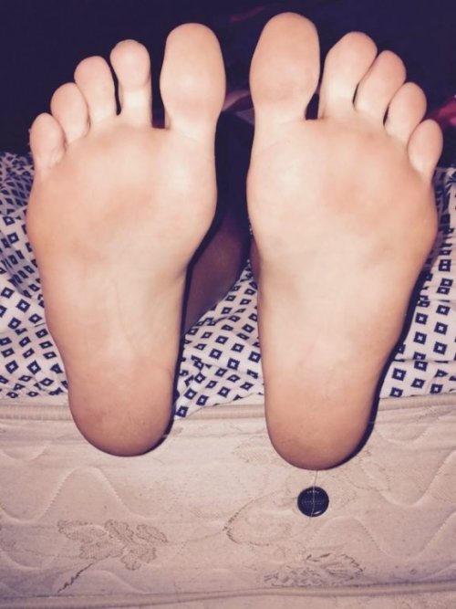 lovethosefeet: Follow me? ;)