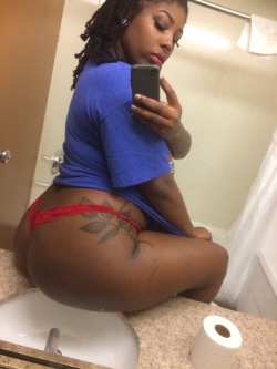 scarlettchanell:  I want sum BOOTY rubs 😋😋😫😏😏