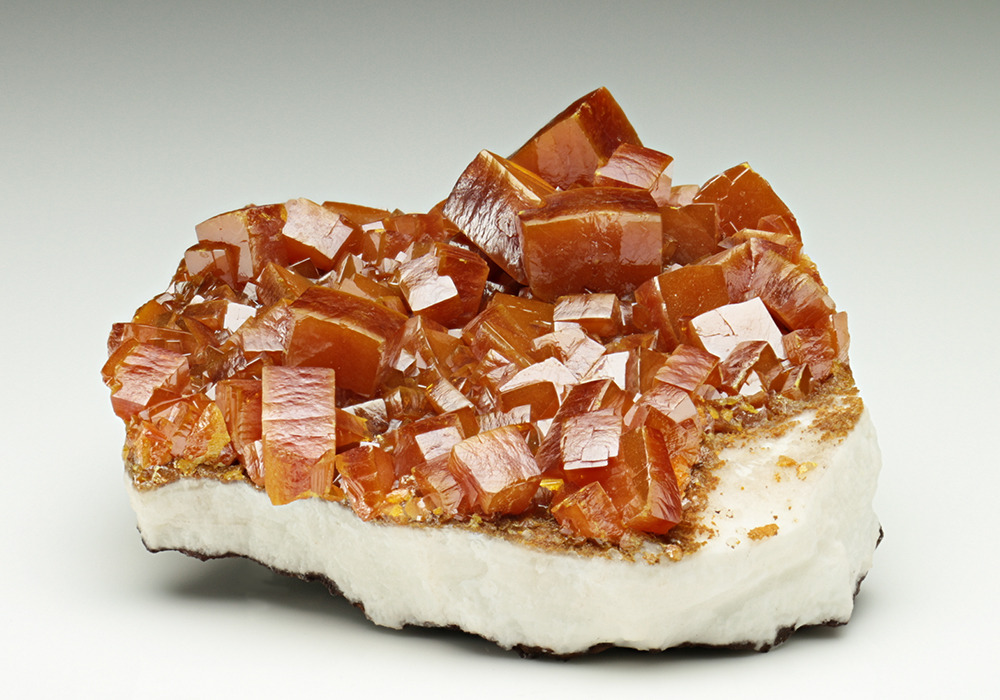slimetony:  doomy:  bijoux-et-mineraux:Wulfenite on Calcite -  Erupcion Mine, Los