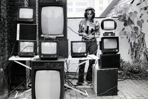 grupaok:Filmmaker Shirley Clarke assembling television monitors for a dawn screening of the Tee Pee 