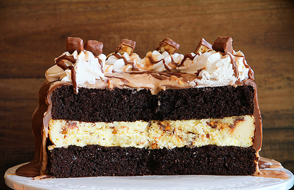 nom-food:  Snickers cheesecake cake 