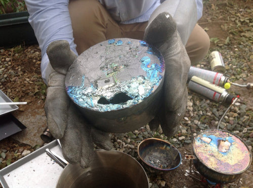 spiritofsalem:  themineralogist:  Making bismuth (by R. Tanaka)  I WANT TO