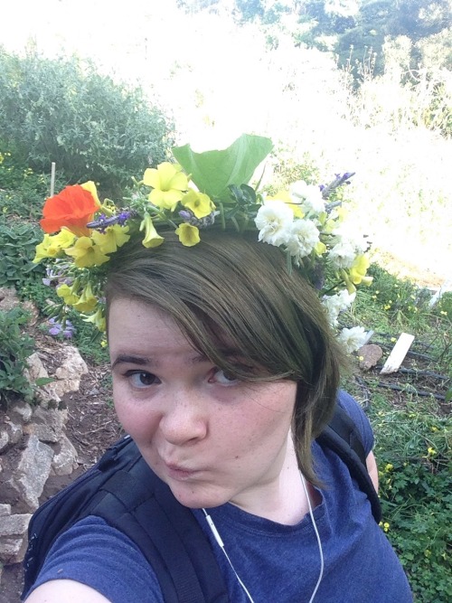 silhouetteofagirl:Flower crown royalty.
