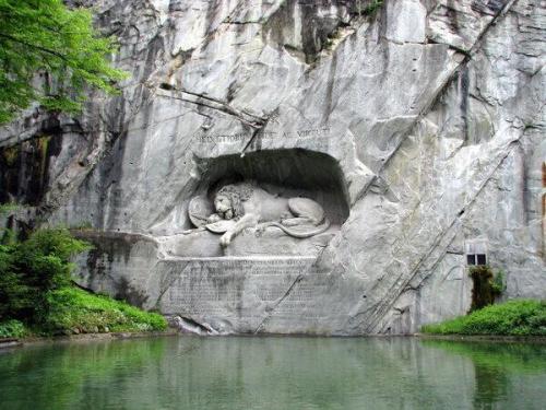 本気の発想 ‏@Honki_Honki   スイス・ルツェルンの岩壁に刻まれた『瀬死のライオン像』 Swiss Lucerne Lion