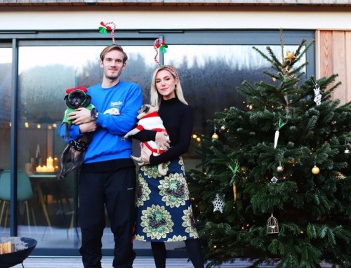 partypewds:“itsmarziapie: Merry Christmas from our little family!”