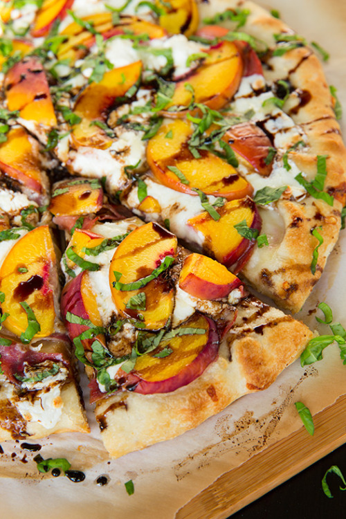 foodffs: Three Cheese Peach and Prosciutto Pizza with Basil and Honey Balsamic Reduction  Really nice recipes. Every hour. 