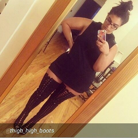 By @thigh_high_boots “#thighboots #thighhighboots #tallboots #bootseason #highboots #botas #bo