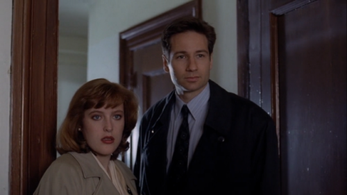 Mulder and Scully in The X-Files ep 1.23 Roland