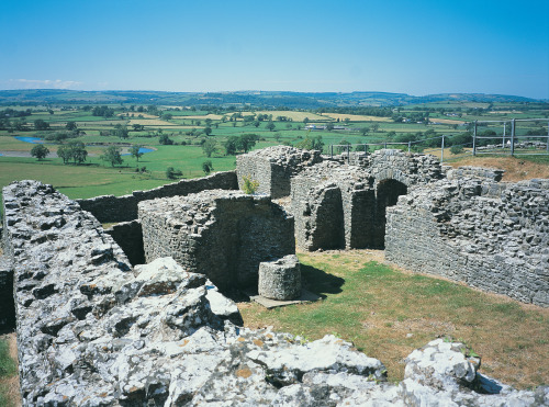 wishfulthinkment: Carreg Cennen Castle, Wales. www.castles99.ukprint.com/Essays/carregcennen.