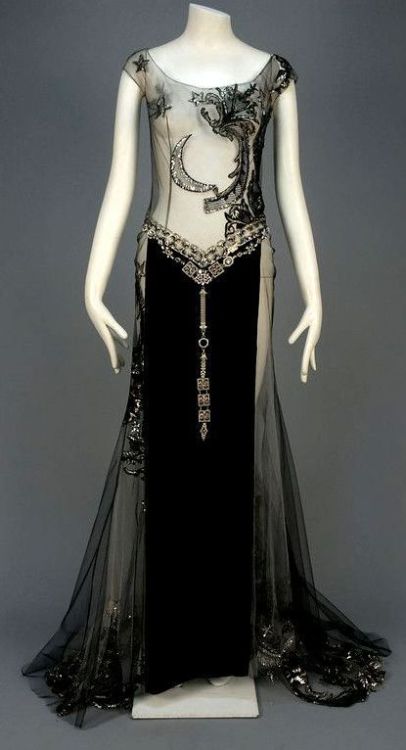 fawnvelveteen:  late ‘20s or early ‘30s Art Deco Gown