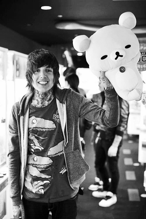 bandsoffthewalls:  Oliver being a total hottie :3 