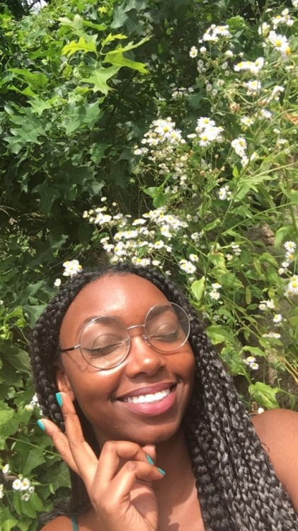 sheriamaya:I was walking &amp; I saw a bunch of daisies growing so I had to stop.