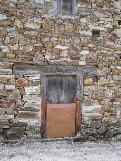 Puerta de madera en un edificio de piedra, O Cebreiro, Lugo, Galicia - porta de madeira nun edificio