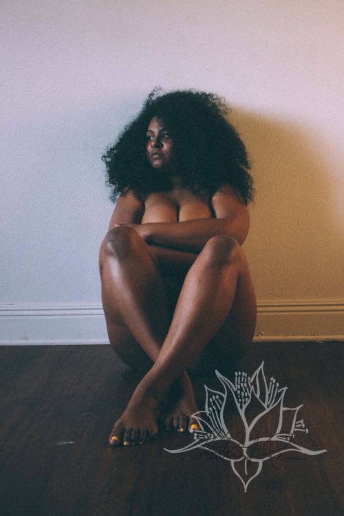 icillict:  xeerie-fvx:   nataliemeansnice:  stunning.  These are gorgeous   I cane upon these and my heart just stopped. She’s so majestic… Her body is just😩 & her eyes… 😩😩😩👌🏾