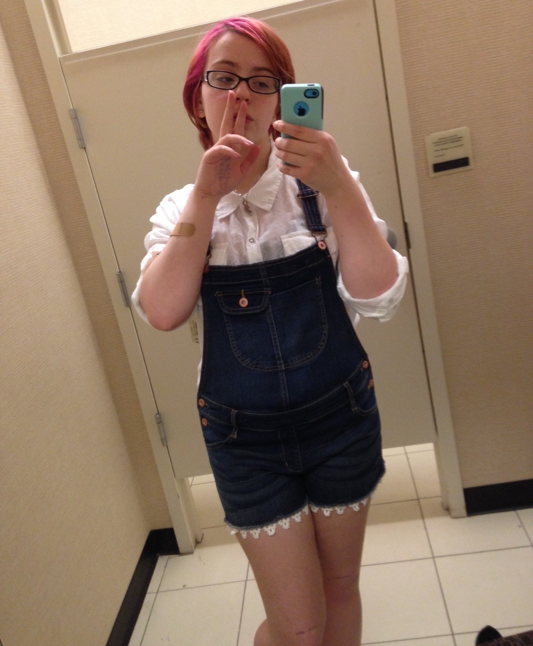 wheredidthefartygo:  emo nerd posts bad selfies from jc penney changing room  Send