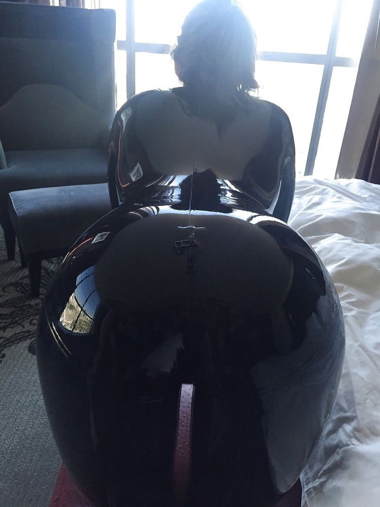 Lover of latex, pvc, leather and plastic selfies.