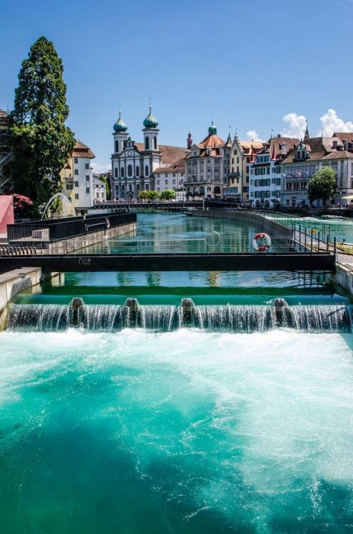 Reuss river in Lucerne / Switzerland (by Simon).