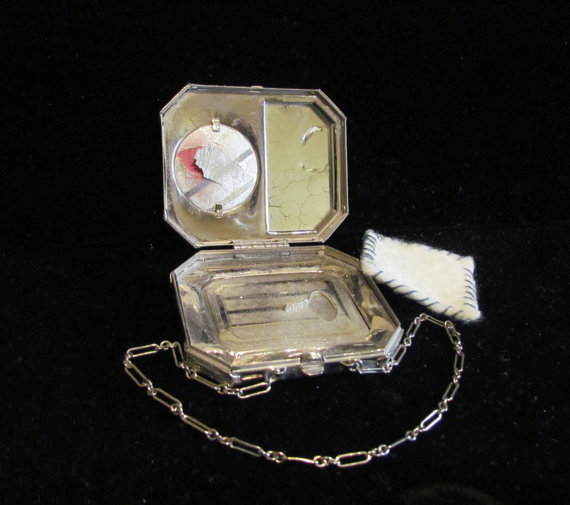 zynab1929:  1920s compact purses - girls would carry their powder, rouge and/or lipstick
