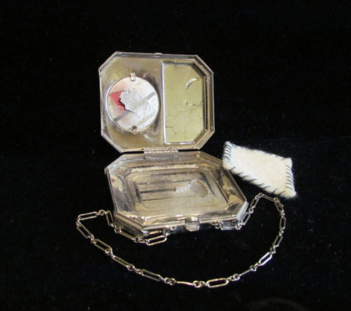 zynab1929: 1920s compact purses - girls would carry their powder, rouge and/or lipstick sometimes in