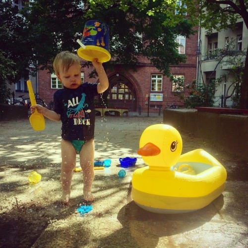 Hot town, summer in the city. #sundayfunday #waylonsworld #toddlersofberlin (at Berlin, Germany)