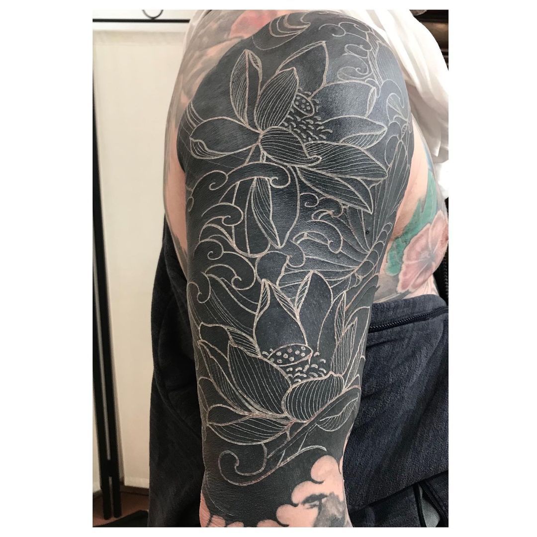 1.session white on black.
#lotus #lotusflower #lotustattoo #blackwork #blackworktattoo #whiteonblacktattoo #tattoo #berlin #berlintattoo #prenzlauerberg (hier: „Brust oder Keule" Tattoo & Piercing-...