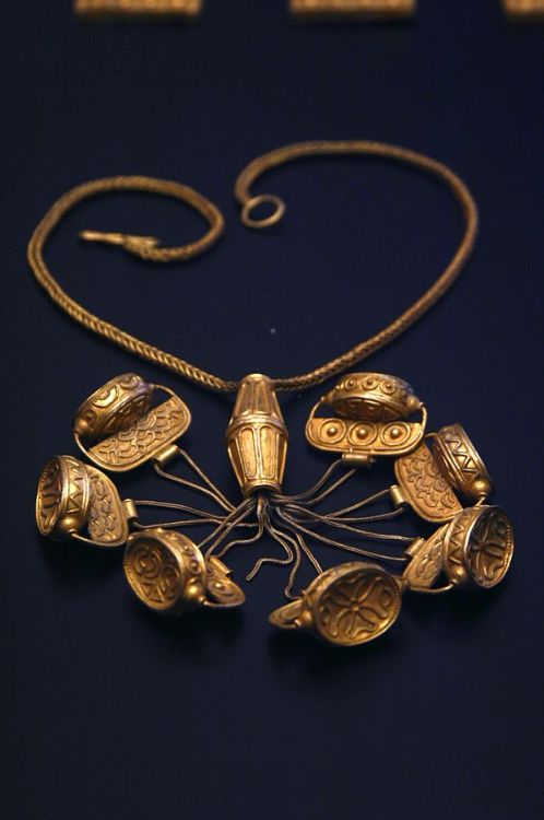 historyfilia:Gold necklace, part of the Treasure of El Carambolo. 9th to the 6th centuries BCE, Tart