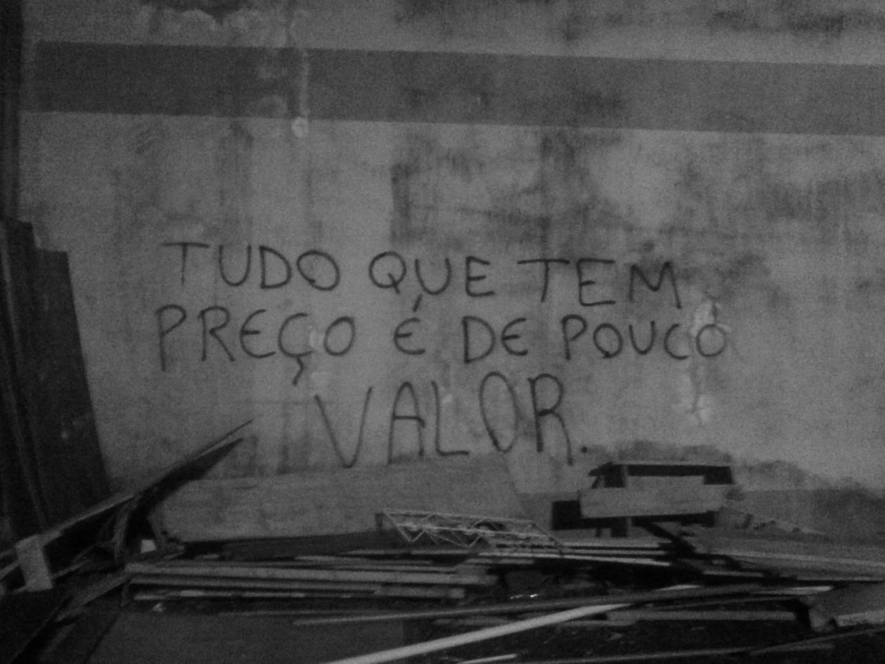 olheosmuros:  O preço não determina o valorCentro, Francisco Beltrão, PR. Foto