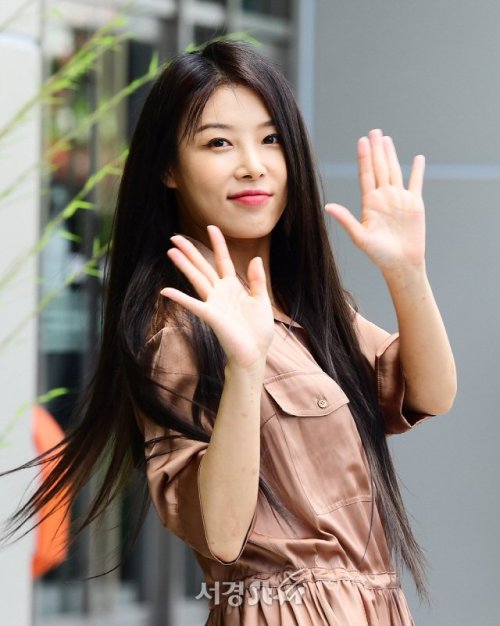 Yubin on her way to MBC Radio (200609)