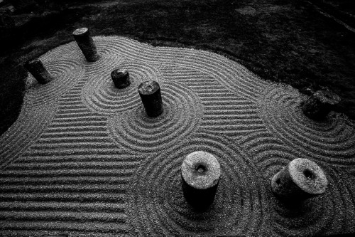 Tofuku-ji karesansui(dry garden), seen on. This temple is famous for showing landscape architect Mir